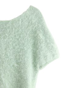 Mátově zelený svetřík z chlupatého úpletu s krátkými rukávy a širokým výstřihem. Materiál má měkký, strukturovaný povrch.