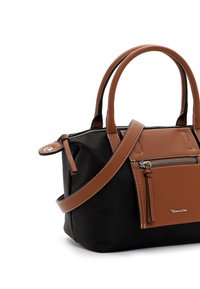 Borsa a mano in tessuto nero con dettagli in pelle marrone, caratterizzata da doppi manici, una tracolla removibile e una tasca frontale con zip.