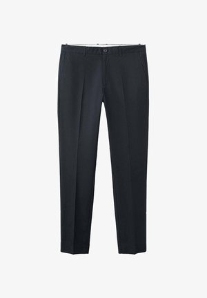 Pantaloni formali neri da uomo con pieghe frontali, tasche laterali, passanti per cintura e chiusura con bottone su sfondo bianco.