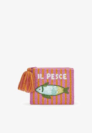 Kleine rechteckige rosa Perlentäschchen mit orangefarbenen vertikalen Streifen, einem Paillettenfisch, den Worten "IL PESCE," und einer großen orange-pinken Quaste am Reißverschluss.