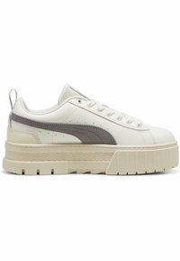 Vita plattformssneakers med en texturerad beige sula, ljusgrå accenter och ett metalliskt grått rand längs sidan. Slät lädermaterial.