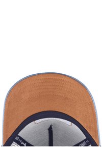Gorra de ante marrón con un ribete de tela azul. Visera curvada, interior con forro gris y múltiples etiquetas. Presenta detalles cosidos.