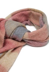Écharpe en laine avec un design torsadé et une texture douce. Les couleurs incluent du rose, du gris et du beige dans un motif dégradé.