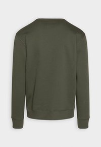 Sudadera verde oscura con cuello redondo, mangas largas, puños y dobladillo acanalados, textura suave y diseño minimalista sin patrones.