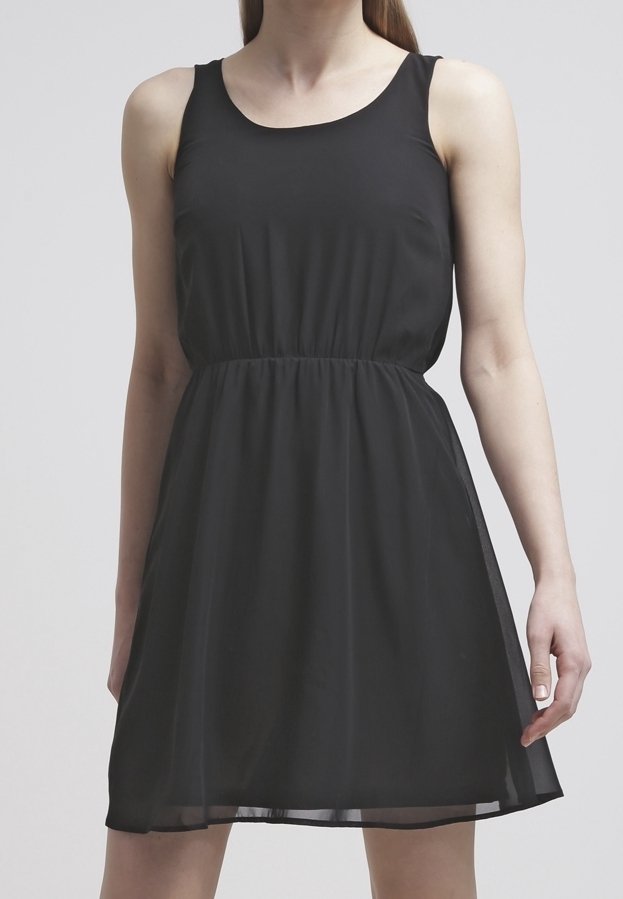 Musta hihaton mekko, jossa on pyöreä pääntie, joustava vyötärö ja virtaava, läpikuultava kangas, joka ulottuu polvien ylle.