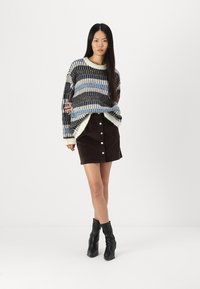 Vero Moda VMTIFFANY O NECK  - Strikkegenser - birch/chocolate torte/allure