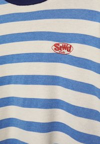 Modrá a biela horizontálne pruhovaná pletená látka s malým červeným vyšívaným logom "SiWD club" na hrudnej oblasti.