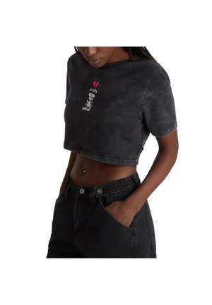 Camiseta corta negra con un aspecto deslavado, que presenta un gráfico colorido de un esqueleto con corazones. Mangas cortas y un ajuste relajado.