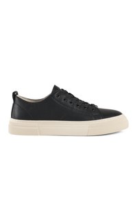 Sneaker in pelle nera con finitura testurizzata, punta rotonda, suola piatta in gomma bianca e design con lacci caratterizzato da sei asole.