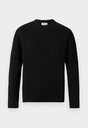 Schwarzer Langarm-Pullover mit Rundhalsausschnitt aus einem weichen Stoff. Verfügt über eine linke Brusttasche und einen geraden Saum mit minimalen Texturdetails.