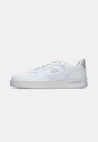 Bijele kožne tenisice sa čvrstim dizajnom, s okruglim vrhom, vezanjem, teksturiranom gumenom potplatom i suptilnim detaljem Lacoste logotipa.