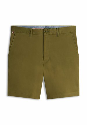 Shorts pour hommes couleur vert olive avec passants pour ceinture, fermeture avant par bouton, poches avant et un petit détail drapeau sur la poche gauche.