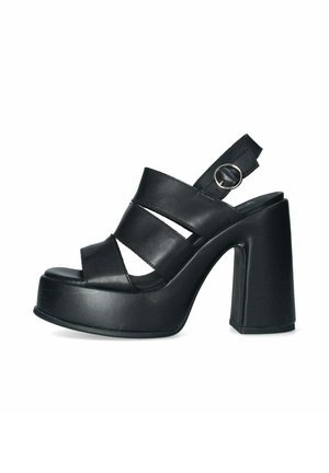 Sandalo piattaforma in pelle nera con tre ampi cinturini, cinturino alla caviglia con fibbia argentata e tacco alto spesso a blocco.