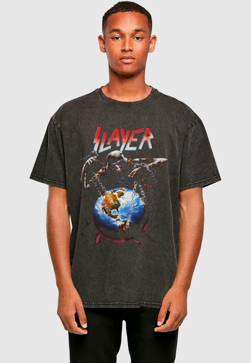 Must must shirt musta lobusega, millel on traadi ja maakera graafikaprint ning punane ja hõbedane tekst "SLAYER".