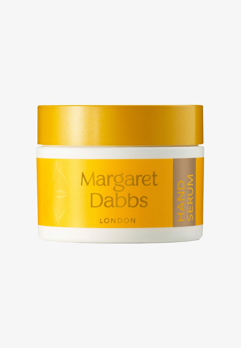 Gelbe und weiße Flasche mit Handserum. Sie verfügt über einen goldenen Deckel, ein klares Etikett mit dem Text "Margaret Dabbs London" und "HAND SERUM" in Braun.
