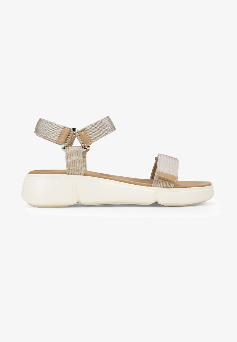 Sandalias de tela beige con correas ajustables, plantilla acolchada y suela de plataforma blanca. Presentan acentos de elastano plano y cuero liso.