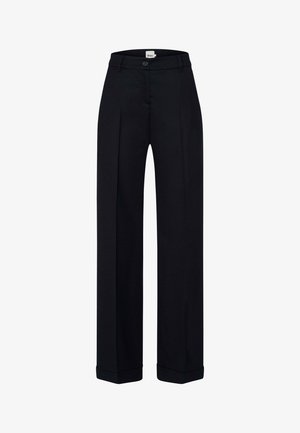 Pantaloni neri su misura con passanti per cintura, chiusura con bottone e zip, pieghe frontali e gambe dritte con orli a risvolto.