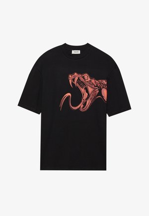 Fekete pamut póló, nagy piros kígyó grafikával az elején. Kerek nyakú és rövidujjú, laza szabású.