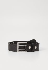 Zwarte rubberen riem met een reliëfpatroon, uitgerust met een zilveren metalen gesp en pin, en verstelbare gaten voor maatvoering.