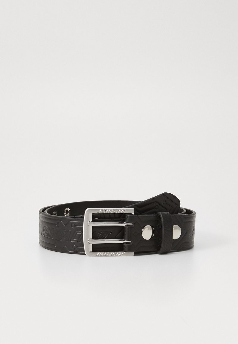 Zwarte rubberen riem met een reliëfpatroon, uitgerust met een zilveren metalen gesp en pin, en verstelbare gaten voor maatvoering.