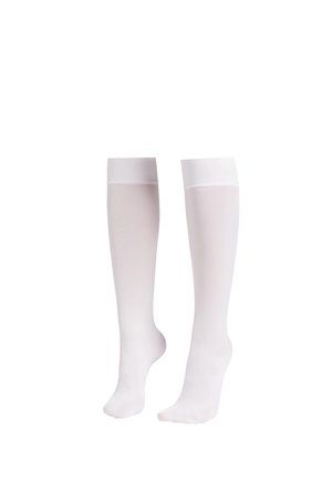 Par de medias de compresión blancas hasta la rodilla con textura suave y bandas elásticas anchas en la parte superior para soporte.