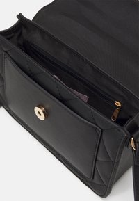 Anna Field Skulderveske - black
