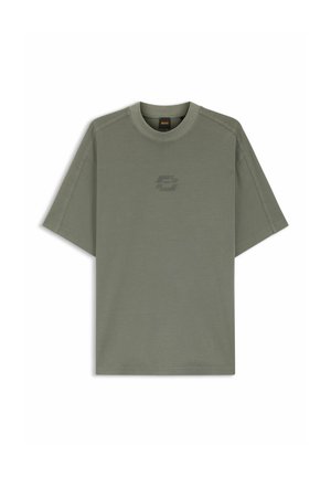 T-shirt vert olive à manches courtes avec col rond et un logo subtilement embossé centré sur la poitrine.