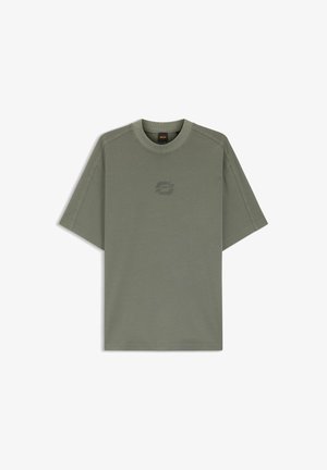 T-shirt vert olive à manches courtes avec col rond et un logo subtilement embossé centré sur la poitrine.