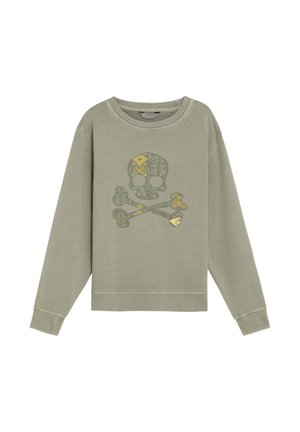 Sudadera verde oliva con cuello redondo que presenta un gráfico de calavera y huesos cruzados con patrón en tonos amarillos y verdes apagados.