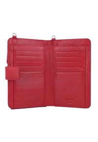 Portefeuille en cuir rouge avec plusieurs emplacements pour cartes, une petite fermeture à rabat et une texture lisse. L'intérieur présente un design minimaliste.