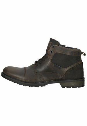 Braune Leder-Stiefeletten mit Wildleder-Akzenten, runder Zehenpartie, Schnürdesign und einer strukturierten Sohle für Grip. Mit Metallösen und einer Zuglasche an der Rückseite.