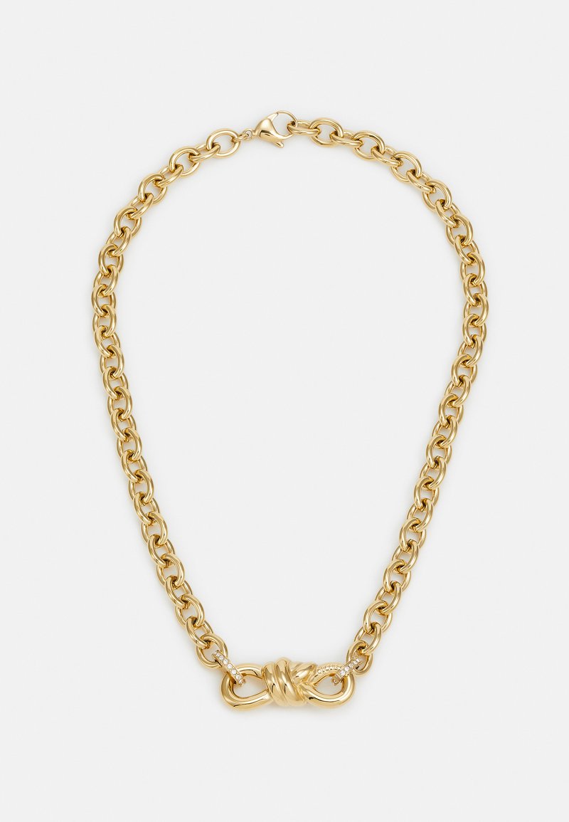 Collana in metallo dorato con grandi anelli ovali, caratterizzata da un dettaglio a nodo decorativo con piccoli accenti trasparenti vicino al gancio.