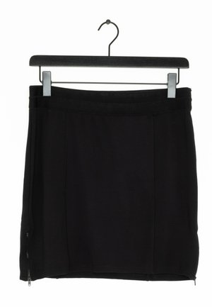 Zwarte mini-jurk met een gladde textuur, voorzien van een brede elastische tailleband en een ritsdetail aan de zijkant, hangend aan een zwarte hanger.