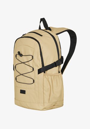 Beige rugzak met zwarte accenten, elastische koorddetails, verstelbare banden en zijvak. Gemaakt van duurzaam materiaal, heeft een rechthoekige vorm.
