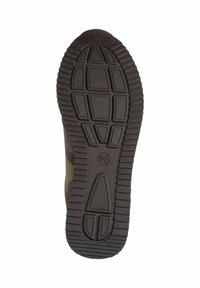 Semelle de chaussure en caoutchouc avec un motif texturé. Comprend des rainures pour l'adhérence. Les couleurs incluent un marron foncé et un vert atténué avec des bords renforcés.