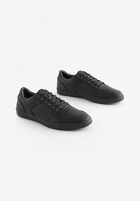 Czarne sneakersy wykonane z gładkiej skóry i paneli z teksturowanej siateczki. Posiadają okrągły nosek, płaskie sznurowadła oraz gumowe podeszwy dla lepszej przyczepności.