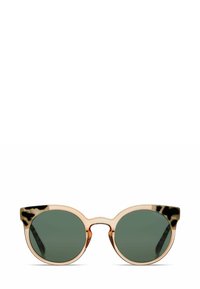 Lunettes de soleil rondes avec une monture translucide rose clair et des verres verts, ornées d'accents en imprimé léopard sur les branches.