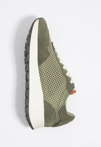 Sneaker verde in suede e rete con intersuola bianca, suola testurizzata e accento arancione a contrasto sul tallone. Design con lacci.