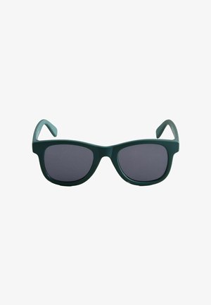 Lunettes de soleil rectangulaires vert foncé avec des montures épaisses et des verres teintés foncés sur fond blanc.
