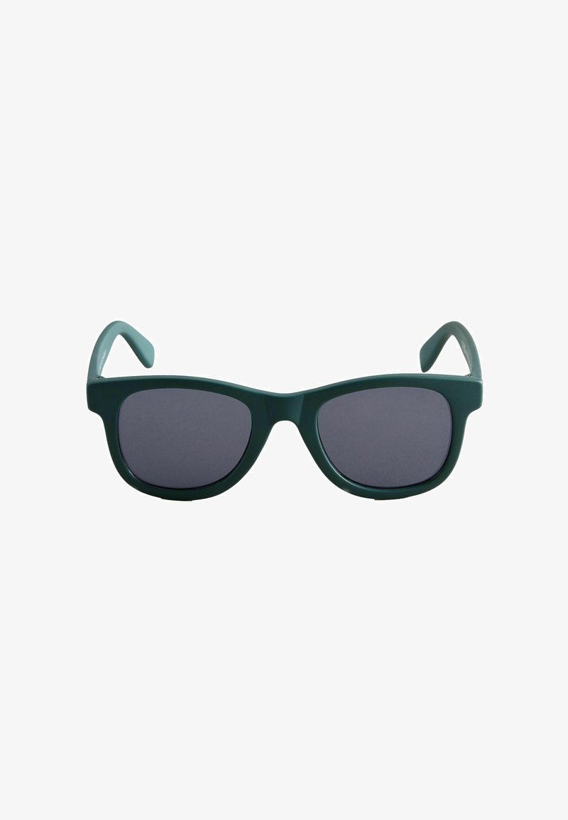 Lunettes de soleil rectangulaires vert foncé avec des montures épaisses et des verres teintés foncés sur fond blanc.