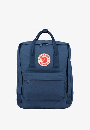 Sac à dos bleu marine fabriqué à partir de matériau durable, avec un logo arrondi, des poignées supérieures et une poche zippée à l'avant. Forme rectangulaire avec des coutures visibles.