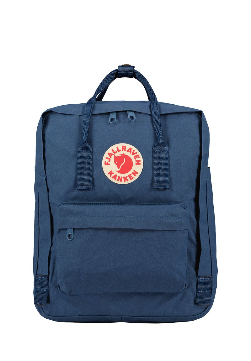 Zaino blu navy realizzato in materiale resistente, con un logo rotondo, manici superiori e una tasca frontale con zip. Forma rettangolare con cuciture visibili.