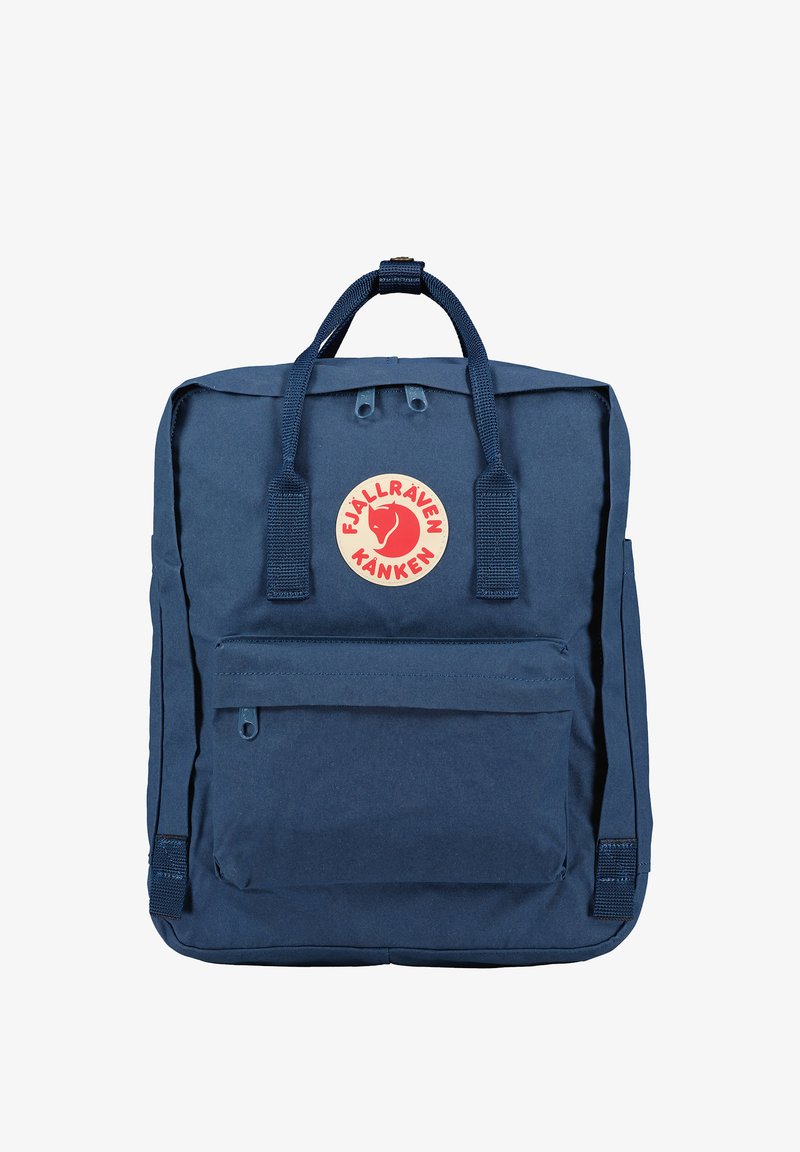 Sac à dos bleu marine fabriqué à partir de matériau durable, avec un logo arrondi, des poignées supérieures et une poche zippée à l'avant. Forme rectangulaire avec des coutures visibles.