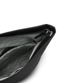 Černá taška na zip s texturovaným povrchem, která má šedou vzorovanou interiérovou část. Obsahuje design se dvěma kapsami pro organizaci.