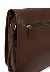 Borsa messenger in pelle marrone con una texture morbida, dotata di una tasca con zip, una maniglia robusta e un design minimalista.
