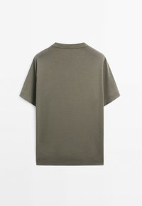 T-shirt verde oliva a maniche corte con colletto tondo. Realizzato in tessuto liscio, presenta un design semplice e un orlo dritto in fondo.