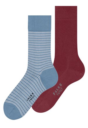 Par čarapa do sredine lista, jedna jednobojna u boji tamne višnje, a druga svijetloplave boje s tankim bijelim horizontalnim prugama, obje s natpisom "FALKE FAMILY" blizu prstiju.
