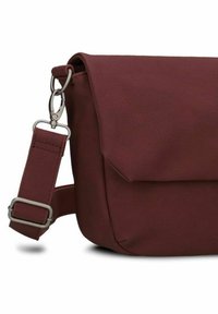 Borsa a tracolla bordeaux realizzata in materiale testurizzato, con chiusura a patta, accessori in argento e tracolla regolabile con dettagli a fibbia.