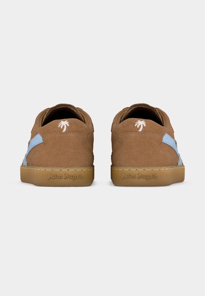 Καφέ σαμουά αθλητικά παπούτσια με ανοιχτό μπλε λεπτομέρεια στο πλάι, σόλες από καουτσούκ με ανάγλυφο το λογότυπο "Palm Angels" και λευκό λογότυπο φοινικόδεντρου στον πάτο το υ αστραγάλου.
