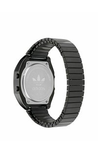 Montre-bracelet noire en métal avec un boîtier octogonal et un fond en acier inoxydable. Elle présente un design de bracelet en maillons avec des maillons rectangulaires lisses.